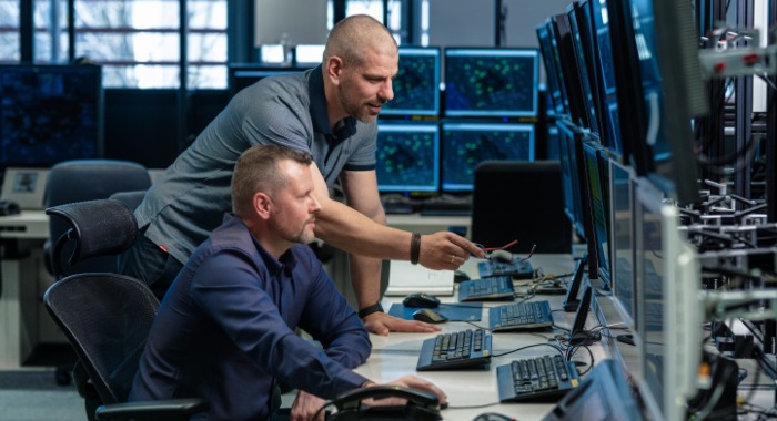 A radar mögött: mérnökök és informatikusok munkája a repülésbiztonság szolgálatában